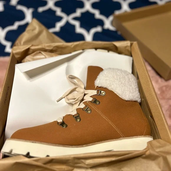 NIB Cognac Sherling trim lug lace up boot - Picture 11 of 12